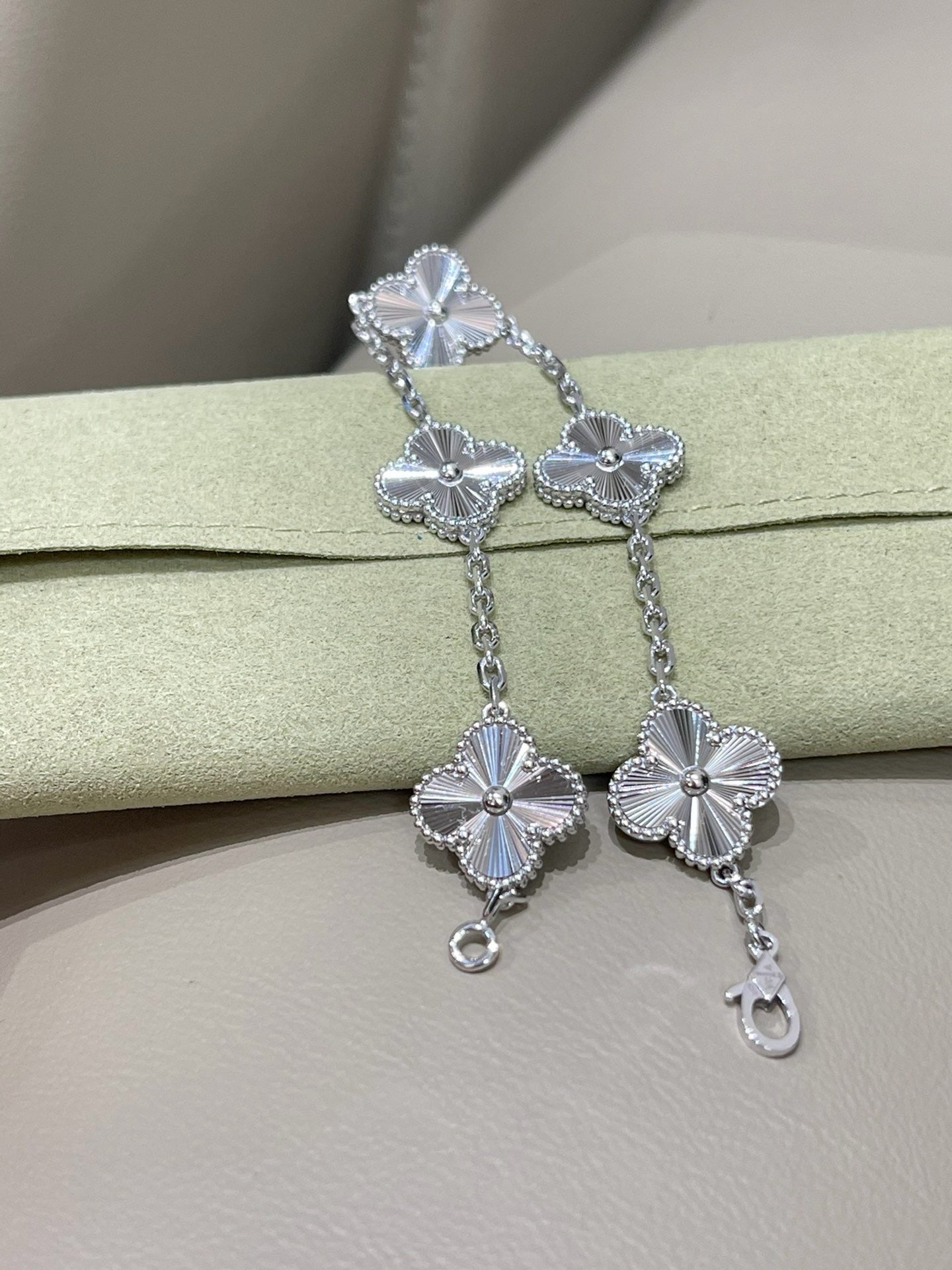 [Lume Jewelry]Vintage Alhambra 5‑Flower Guilloché Silver‑Tone Bracelet