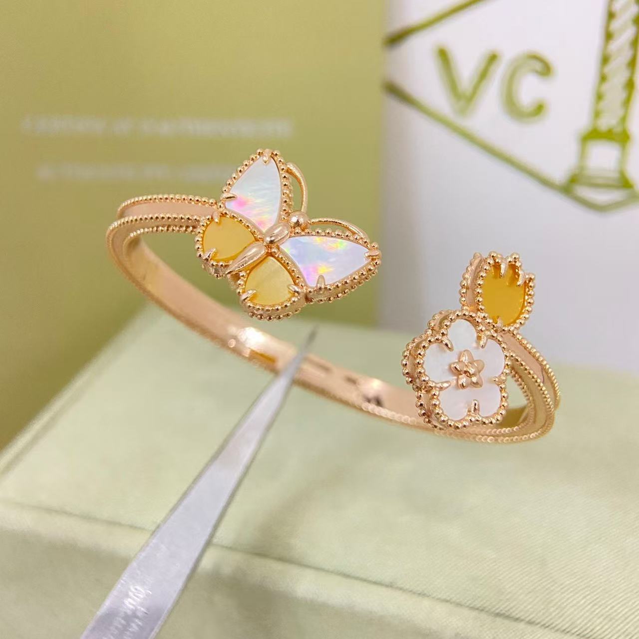 ¡®Lume Jewelry¡¯Lucky Alhambra Butterfly & Clover Open Bangle,